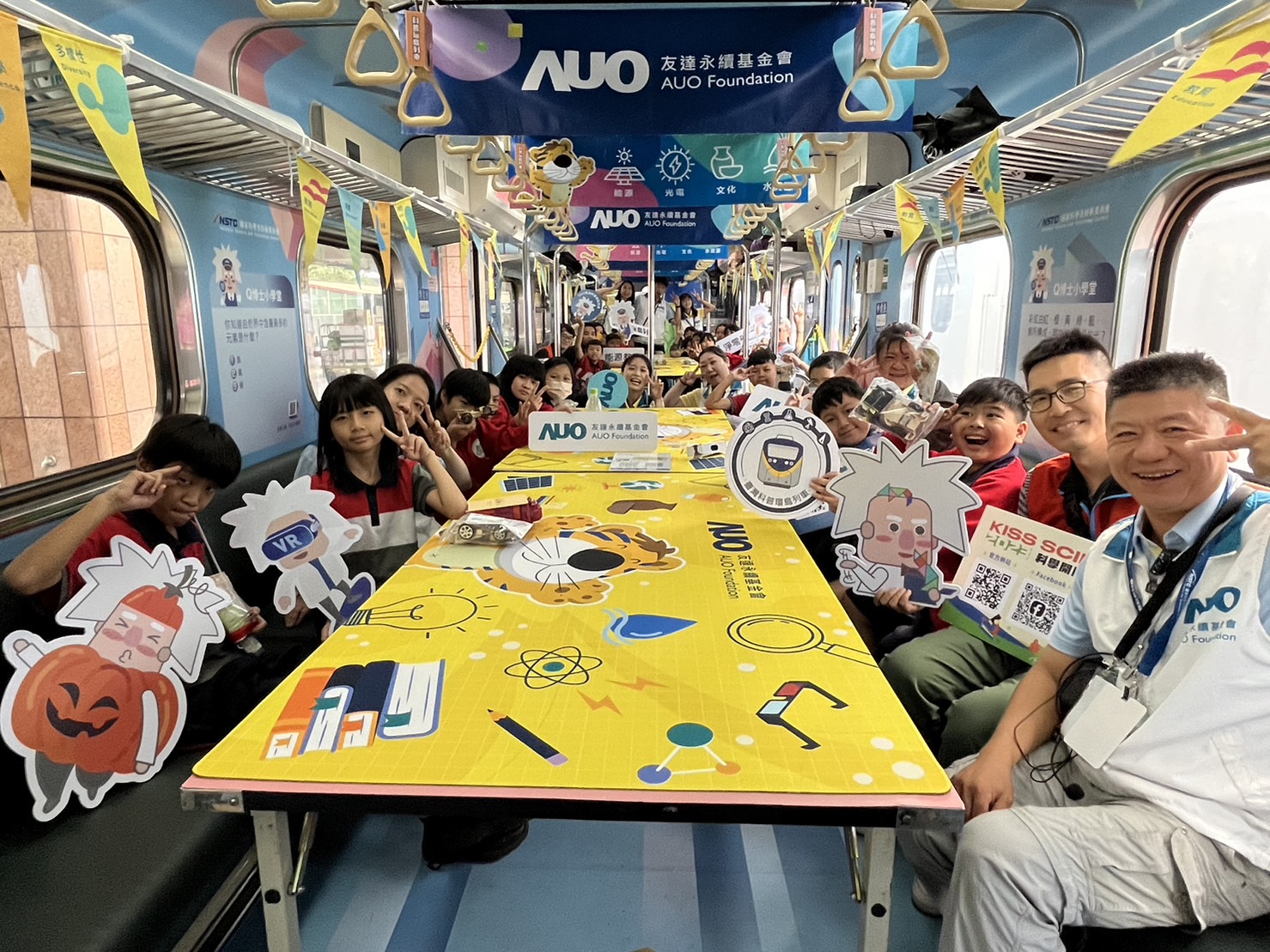 918博天堂永續基金會參與「臺灣科普環島列車」，設計基礎科學車廂課程，以「淨零碳排和永續能源」為主題，讓學生透過創意實驗認識淨零知識，以及思考生活中的減碳行為