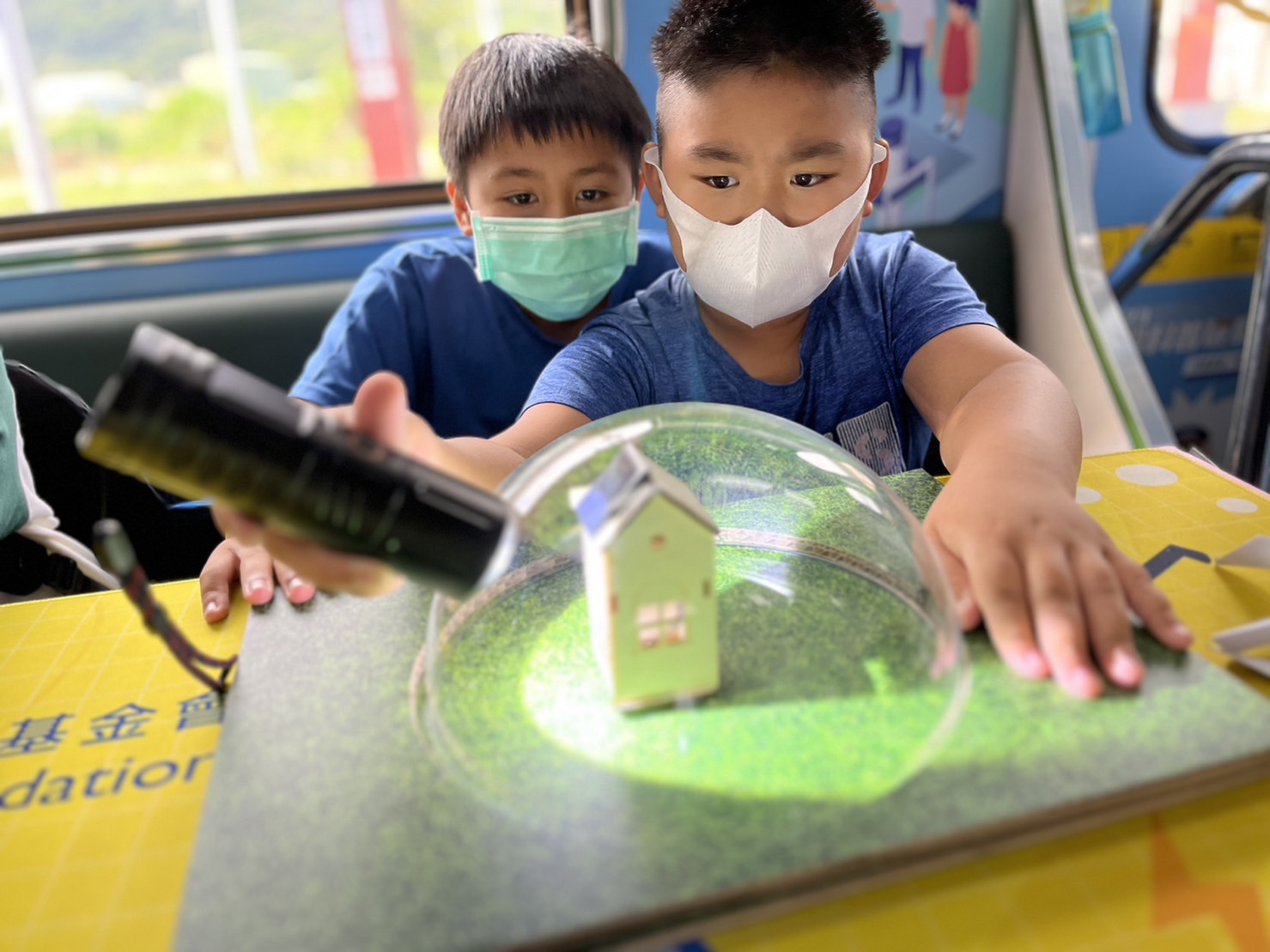 918博天堂參與基礎科學主題車廂，以STEAM教學精神，設計「逐日科學家」、「太陽能工程師」以及「淨零建築師」三大能源科普課程和實驗